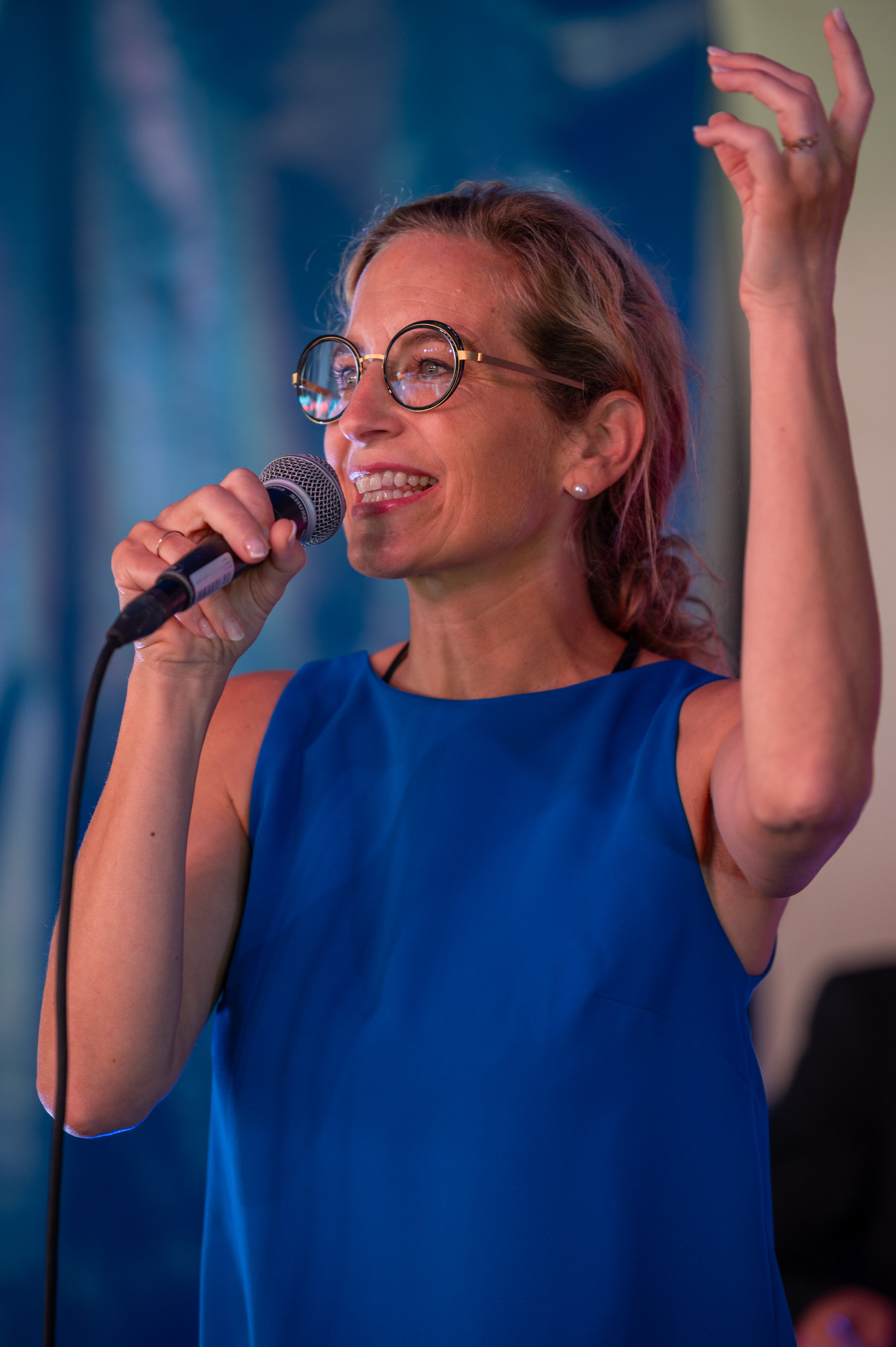 Sängerin mit Mikrofon