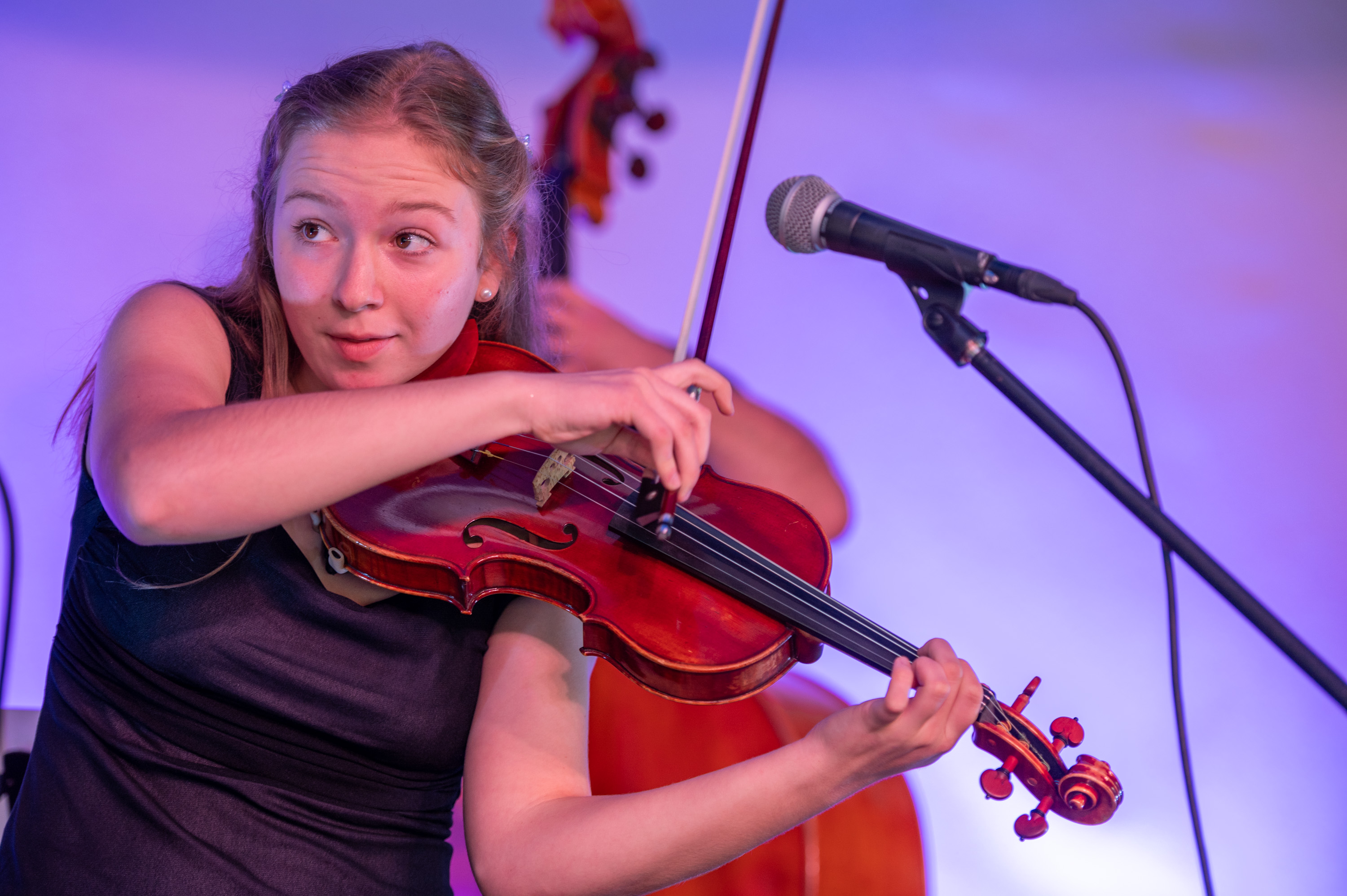 Geigerin auf der Bühne