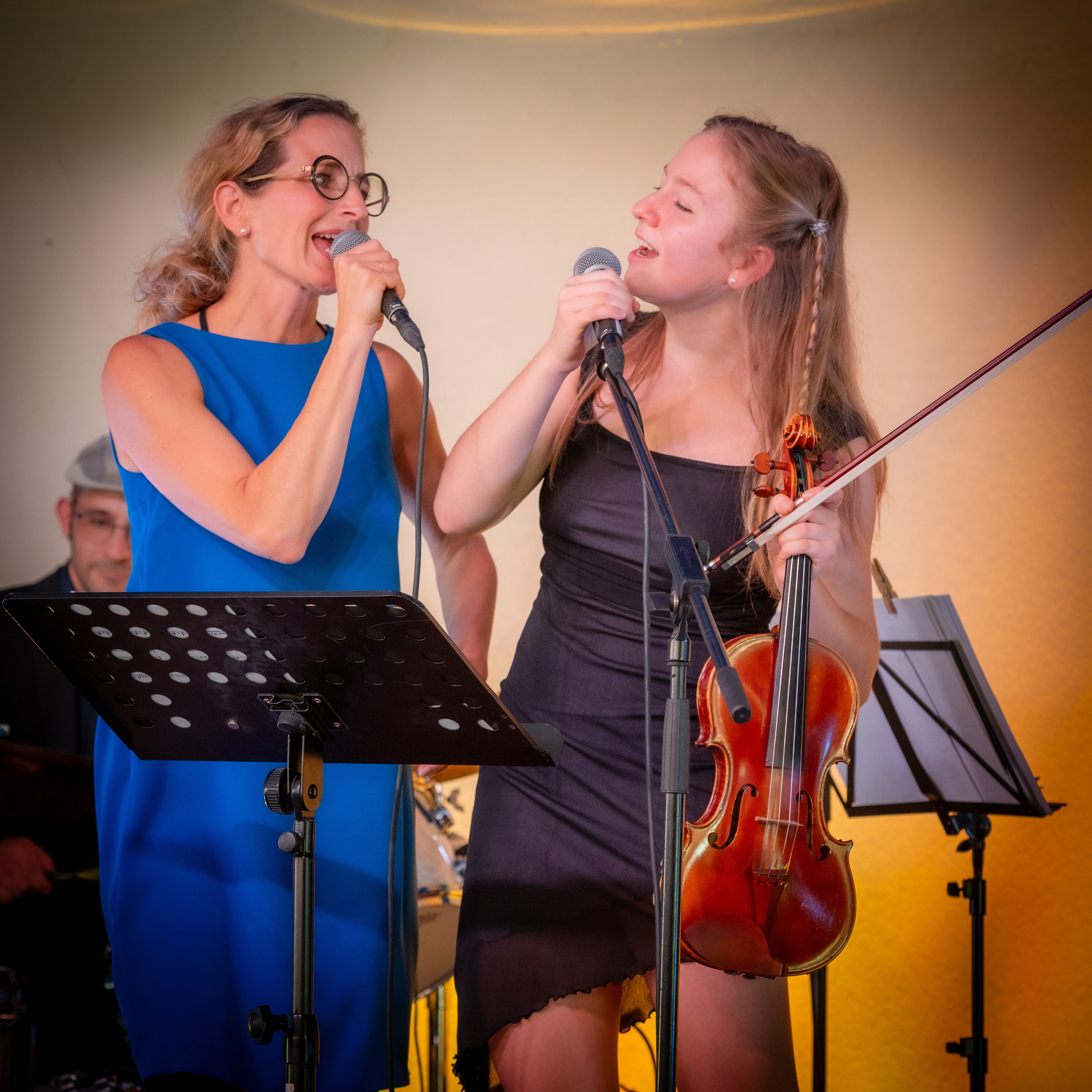 Konzertszene mit Gesang und Violine