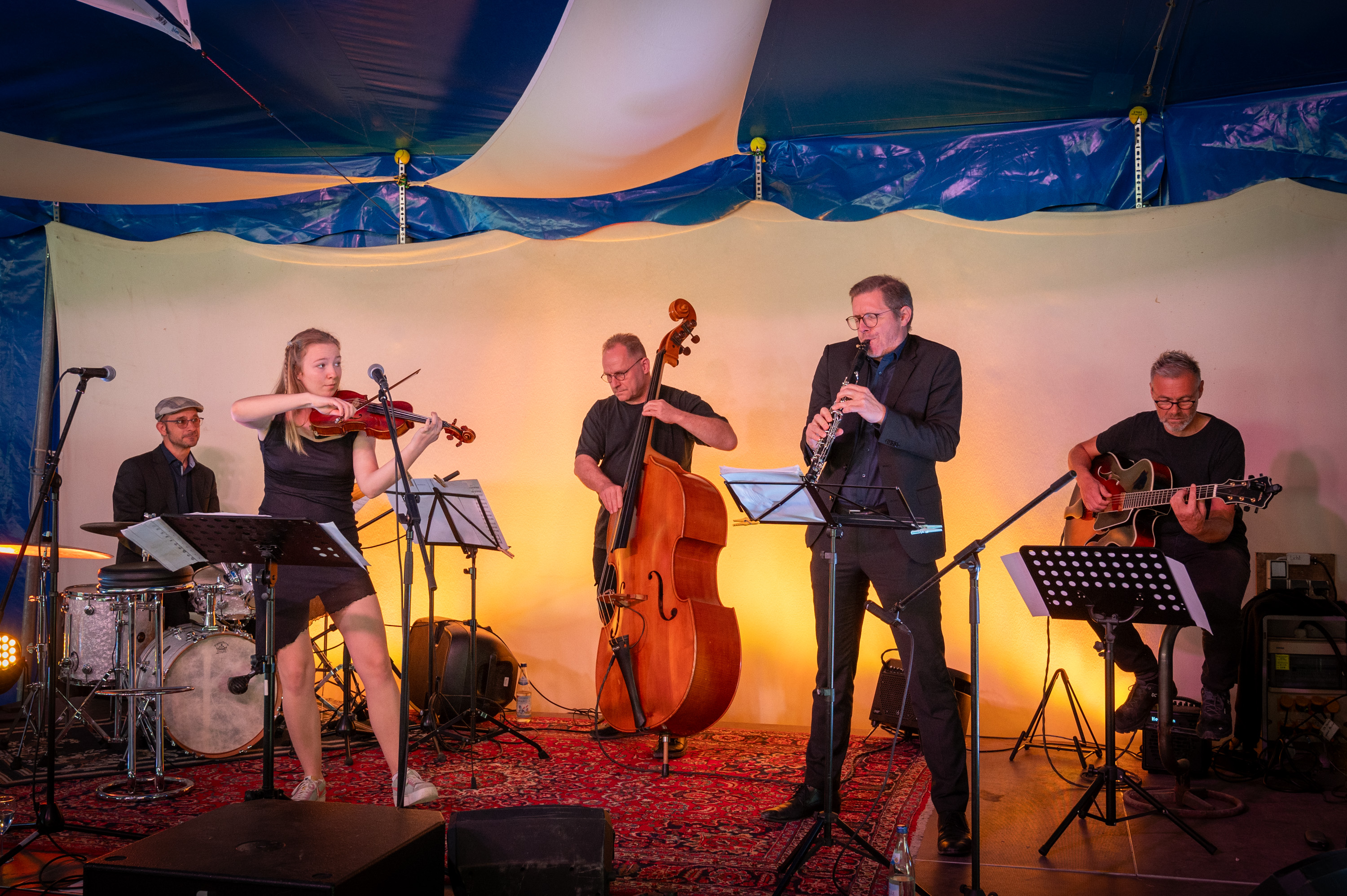 Band in voller Besetzung auf der Bühne